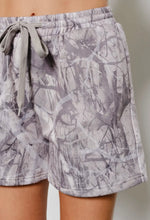 Load image into Gallery viewer, Camo shorts
