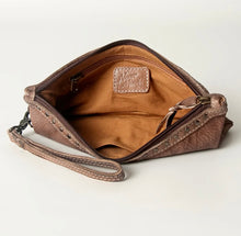 Load image into Gallery viewer, the 'hen' clutch
