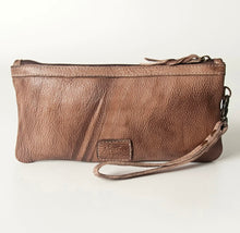 Load image into Gallery viewer, the 'hen' clutch
