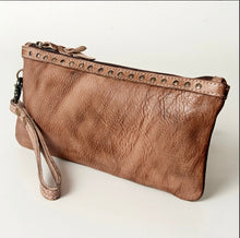 Load image into Gallery viewer, the 'hen' clutch
