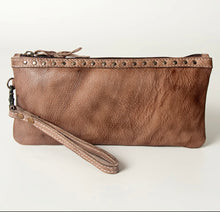 Load image into Gallery viewer, the 'hen' clutch

