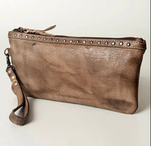 Load image into Gallery viewer, the 'hen' clutch
